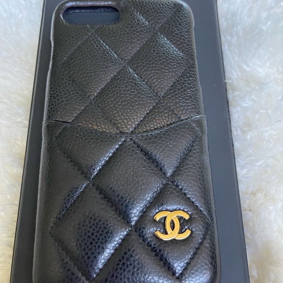 Chanel IPHONE X case, interior mark from a magnet. - Picture 5 of 7